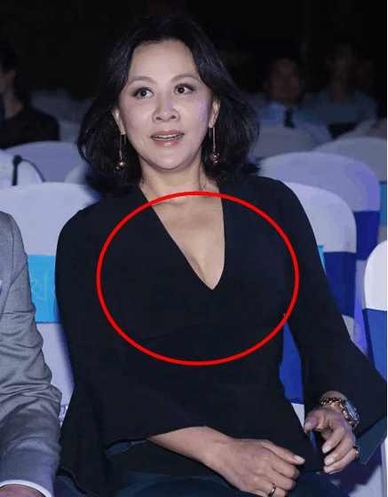 刘嘉玲穿黑色深v 网友: 刘阿姨一把年纪还挤得很用力!