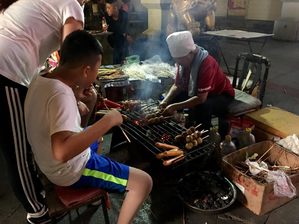 东北夜晚公园广场上的地炉烧烤等美食小吃简直是吃货们的天堂!
