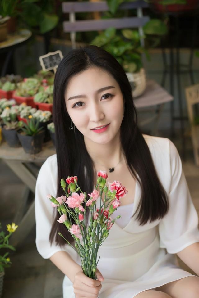 白裙成熟气质美女,端庄秀丽,温婉如玉