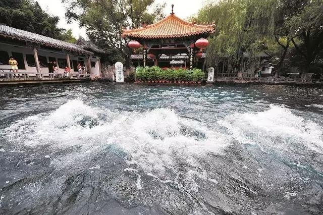济南名泉众多, 趵突泉最为著名,名列七十二名泉之首,被誉为「天下第