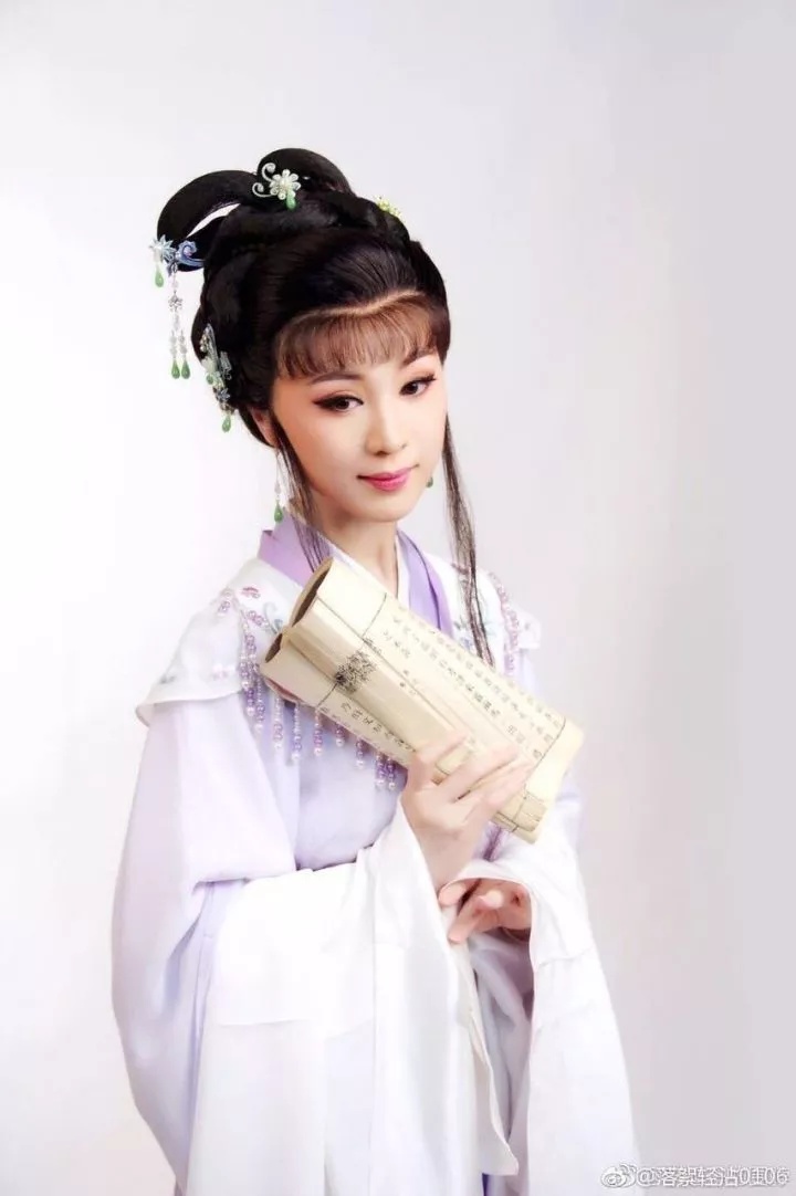 李旭丹现在是上海越剧院演员,在越剧里演绎著林妹妹.后来也演过甄嬛.