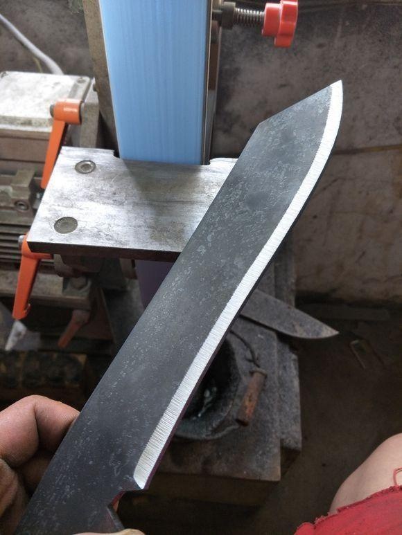 实拍:牛人用一块钢板,制作了一把精美短刀,成品非常锋利